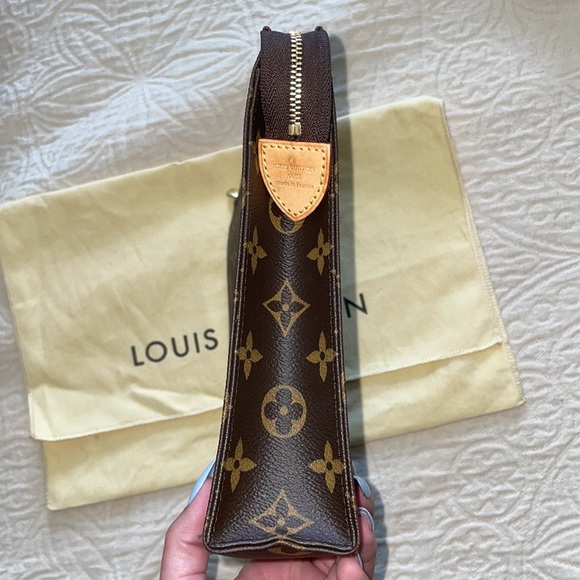 Louis Vuitton Toiletry Pouch 26 Discontinued - Picture 4 of 13